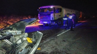 Balıkesir’de otomobil ile tankerin çarpışması sonucu 2 kişi öldü
