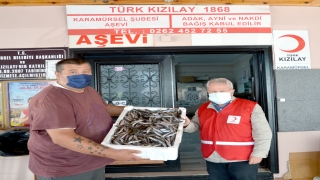 Kocaeli’de boy yasağına uymadığı için el konulan 3 ton balık ihtiyaç sahiplerine dağıtıldı
