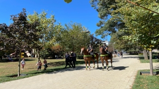 Atlı polislerden koronavirüs denetimi