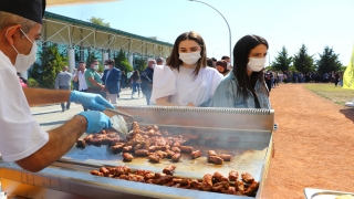 Tekirdağ’da üniversitenin yeni öğrencilerine kentin meşhur köftesi ikram edildi