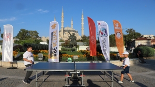 Genç sporcular ve vatandaşlar Selimiye Meydanı’nda masa tenisi oynadı