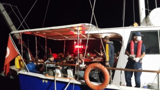 Çanakkale açıklarındaki yelkenli teknede 193 göçmen yakalandı