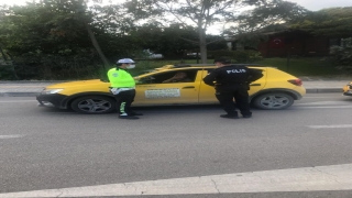 Osmaneli’nde polis ekipleri taksileri denetledi