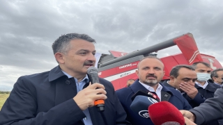 Tarım ve Orman Bakanı Pakdemirli, Çanakkale’de damla sulamayla ekilen çeltiğin hasadına katıldı: