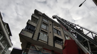 Esenyurt’ta çatı katı dairesinde çıkan yangın söndürüldü