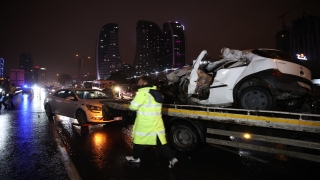 İstanbul’da tırla çarpışan otomobilde 1 kişi öldü, 1 kişi yaralandı