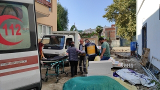 Sakarya’da inşaat iskelesinden düşen 2 işçi yaralandı