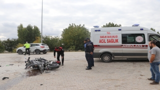 Edirne’de motosikletli polis memuru, olay yerine giderken geçirdiği trafik kazasında yaralandı