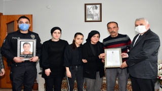 Vali Aziz Yıldırım şehit ailesine ”şehitlik belgesi” verdi 
