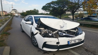 Kocaeli’de servis minibüsü ile otomobilin çarpıştığı kazada bir kişi yaralandı