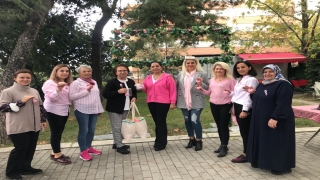 Gönüllü kadınlar kanser hastaları için anahtarlık ördü