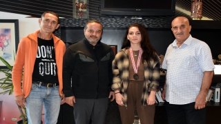 Bursa Nilüferspor Kulübü Başkanı Varlık, Türkiye üçüncüsü boksör Melisa Kaplan’ı tebrik etti