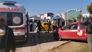 Kocaeli’de taksi ile otomobilin çarpıştığı kazada 3 kişi yaralandı