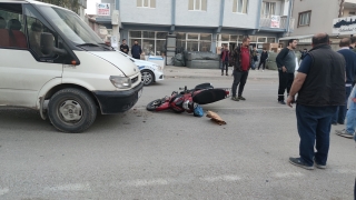 Kamyonet ile çarpışan motosikletin sürücüsü yaralandı