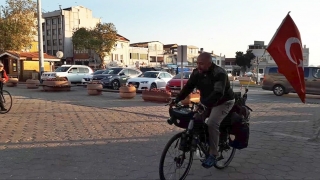 Almanya’dan Türk bayrağı ve bisikletiyle yola çıkan gezgin Gelibolu’da