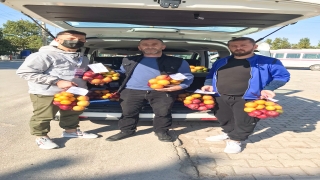 Çiftlikköy ilçesinde karantinadaki vatandaşların evlerine meyve gönderiliyor