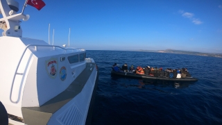 Çanakkale açıklarında botları sürüklenen düzensiz göçmenler kurtarıldı