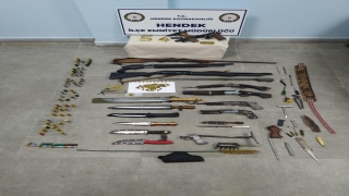 Sakarya’da bir evde çok sayıda silah, delici ve kesici aletler ele geçirildi