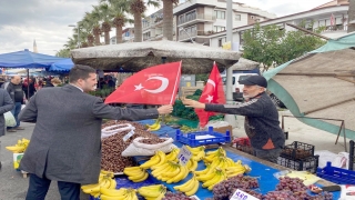 MHP Karamürsel İlçe Başkanlığı Türk bayrağı dağıttı