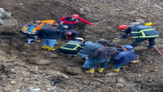Kocaeli’de altyapı çalışmasında toprak altında kalan işçiyi itfaiye kurtardı