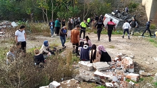 GÜNCELLEME Kocaeli’de öğrenci servisi dere yatağına devrildi