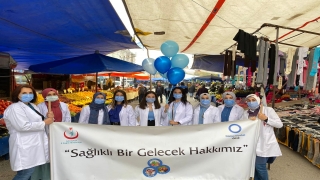 Ferizli’de sağlıkçılar diyabet farkındalığı için halk pazarında stant açtı