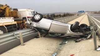 Gelibolu’da devrilen otomobildeki 2 kişi yaralandı
