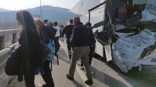 Bursa’da otobüs ile kamyon çarpıştı, 24 öğrenci yaralandı