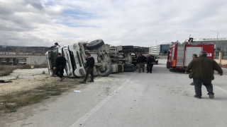 Bilecik’te devrilen kamyonda çıkan yangın büyümeden söndürüldü