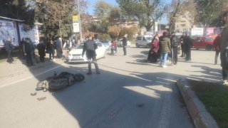 İnegöl’de kaza yapan motosikletteki anne ve bebeği yaralandı