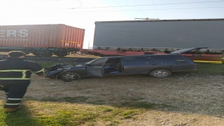 Kırklareli’nde hemzemin geçitte yük treninin çarptığı otomobilin sürücüsü yaralandı