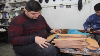 Eski Yugoslavya göçmeni atalarının mesleği el yapımı ayakkabıcılığı yaşatıyorlar