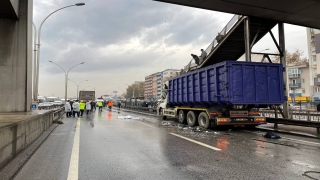 Kocaeli’de yoldaki cesede çarpmamak için manevra yapan tıra kamyon çarptı