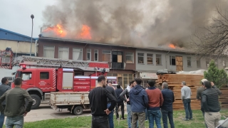 Bursa’da mobilya imalathanesinde çıkan yangına müdahale ediliyor