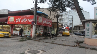 Manyas’ta fırtına bazı binaların çatılarını uçurdu