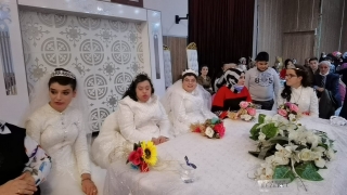 Bursa’da engelli genç kızlar gelinlik giyip eğlendi