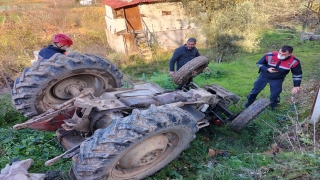 Sakarya’da devrilen traktörün sürücüsü öldü