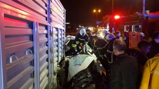 Kocaeli’de otomobilin park halindeki tıra çarpması sonucu 3 genç öldü