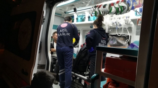 Kocaeli’de hafif ticari araç bir evin duvarını yıkarak bahçeye düştü