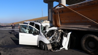 Kocaeli’de kamyona arkadan çarpan hafif ticari aracın sürücüsü öldü