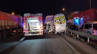 Kocaeli’de işçi servislerinin çarpıştığı kazada 10 kişi yaralandı
