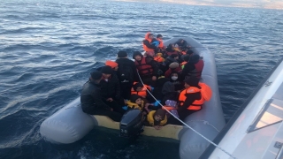 Çanakkale açıklarındaki lastik botta 47 düzensiz göçmen yakalandı