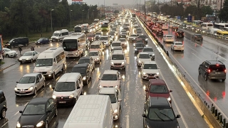 Kocaeli’de tır dorsesinin üst geçide sıkışması trafiği aksattı