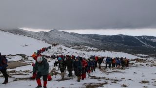 Bursa’da dağcılar ”sıfır atık” sloganıyla Uludağ’ın zirvesine tırmandı