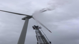 Çanakkale’de rüzgar enerji santralinin pervanesine yıldırım isabet etti