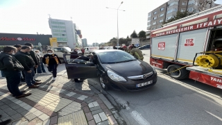 Bursa’da kaza yapan iki aracın sürücüleri yaralandı