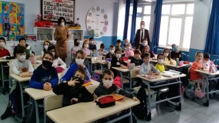 Gelibolulu öğrencilerden Mardin Kızıltepe’deki akranlarına kırtasiye desteği