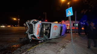 Balıkesir’de ambulansın da karıştığı kazada 3’ü sağlık görevlisi 4 kişi yaralandı
