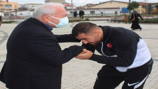 Güreş şampiyonu Aktürk Lapseki’de çiçeklerle karşılandı