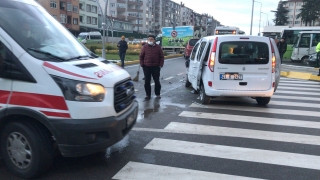 Kocaeli’de hafif ticari araçla minibüs çarpıştı, 2 yolcu yaralandı